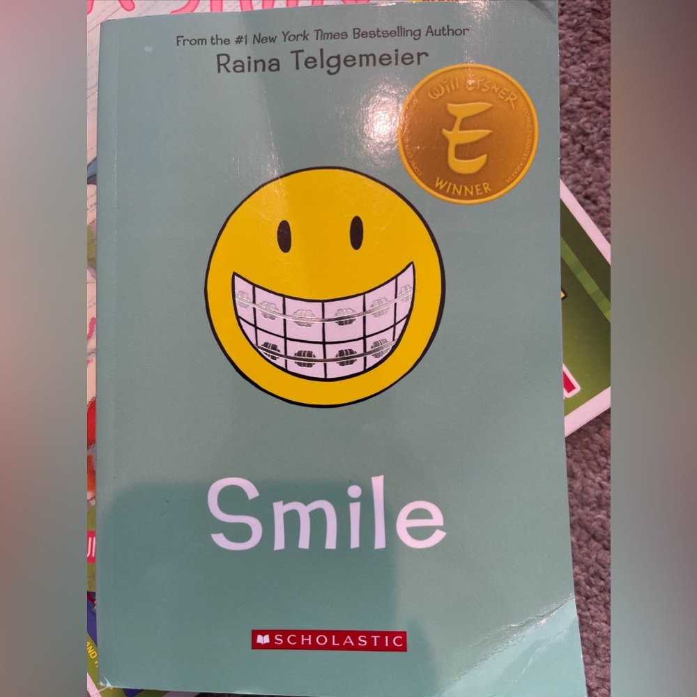 Smile by Raina Telgmeier Graphic Novel Ages 8-12 Excellent Preowned condition.